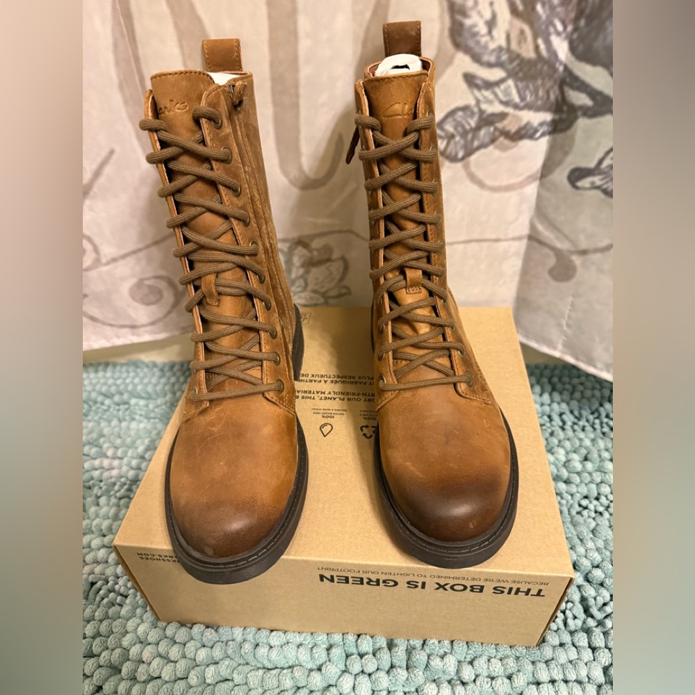 New in the box Clark’s Leather Distressed Look Size 6